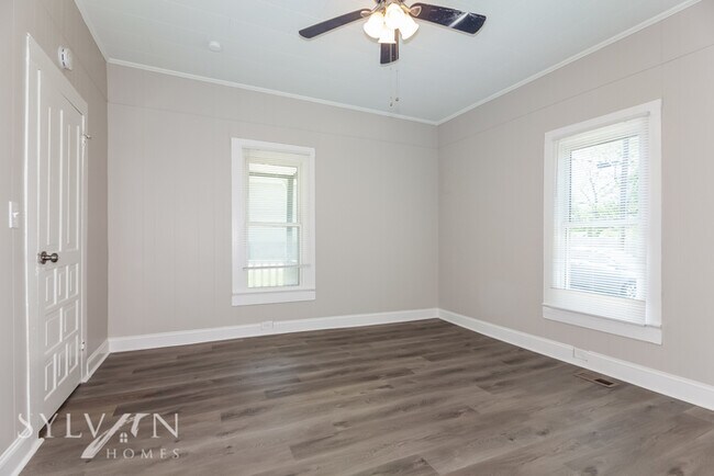 Building Photo - The living is easy in this 2 bedroom, 1 ba...