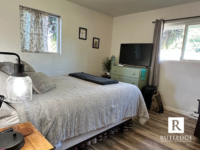 Building Photo - Charming 2 Bed/1 Bath Duplex with Garage –...