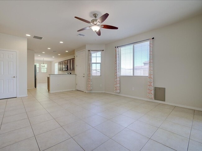 Building Photo - 3 Bedroom 2 Bathroom
