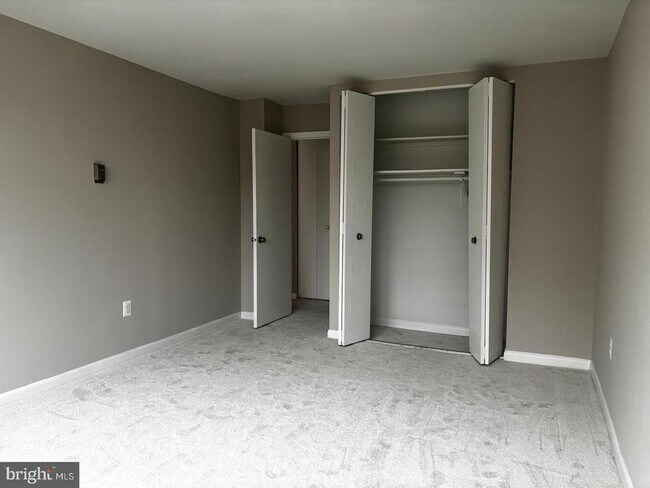 Building Photo - 5565 Columbia Pike