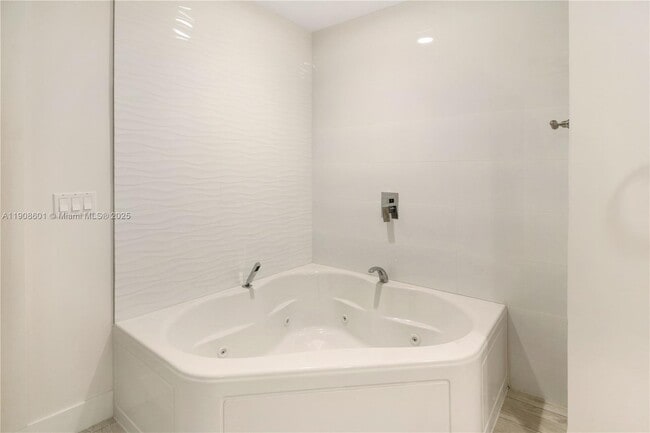 Building Photo - 14951 Royal Oaks Ln