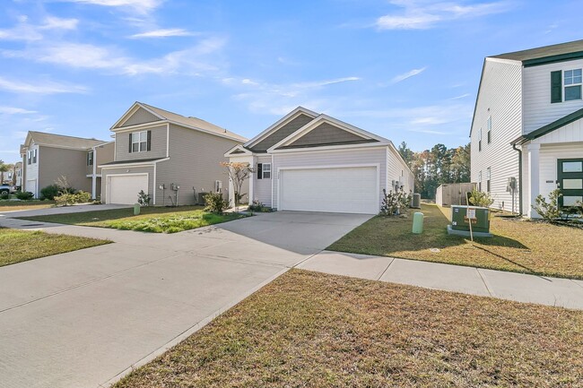 Building Photo - 3 Bedroom 2.5 Bath Located in Pine Hills i...