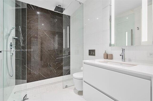 Building Photo - 300 Biscayne Blvd Way