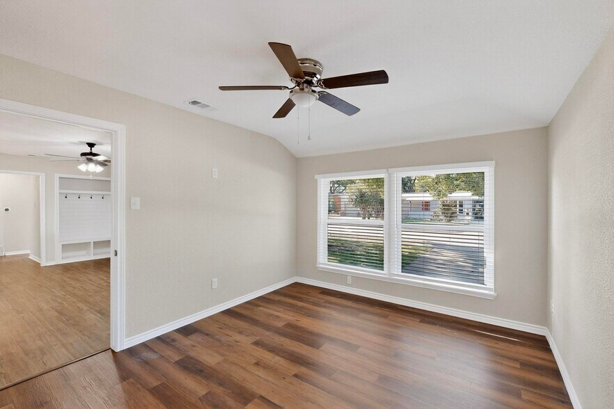 Building Photo - 2207 Housley Dr