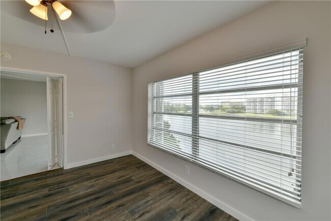 Building Photo - 2751 N Palm Aire Dr