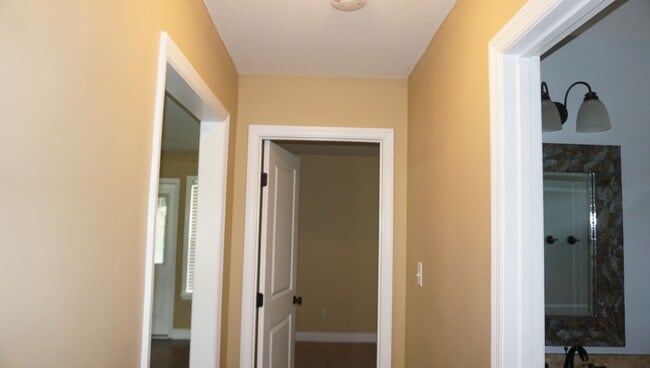 Building Photo - 4 bedroom in Crestwood-convenient location