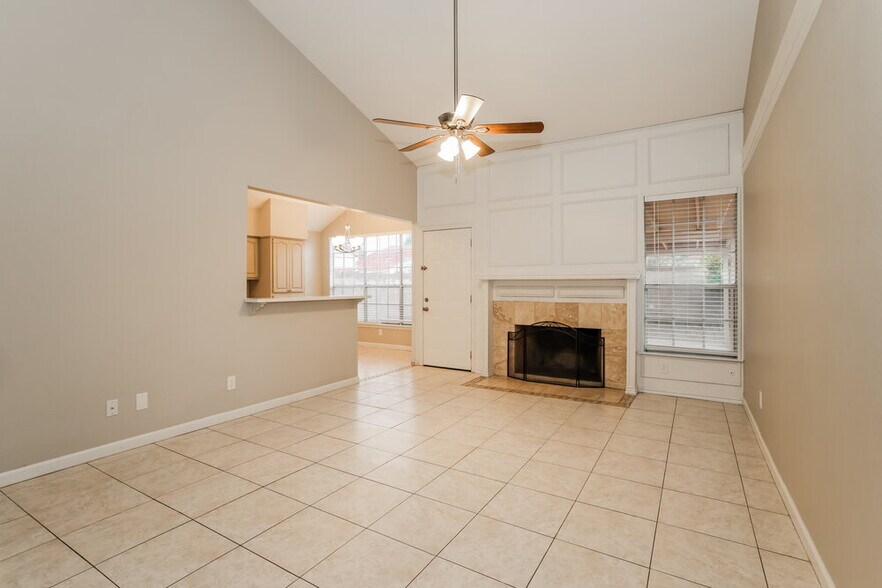 Building Photo - 707 W Mesquite St