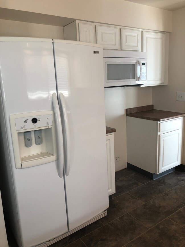 Building Photo - 3 Bedromm, 2 Bathroom Duplex!