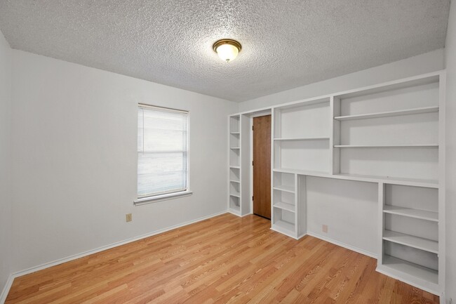 Building Photo - 6436 Ridglea Dr