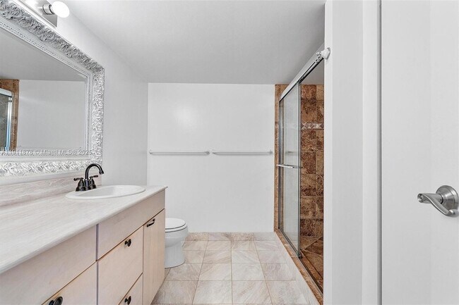 Building Photo - 1000 Parkview Dr