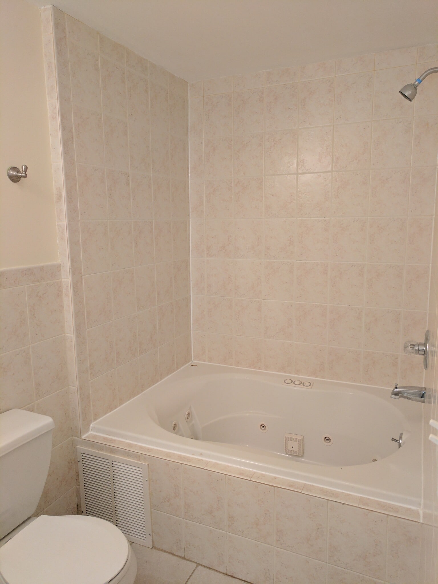 Jacuzzi Tub - 4407 Palisade Ave