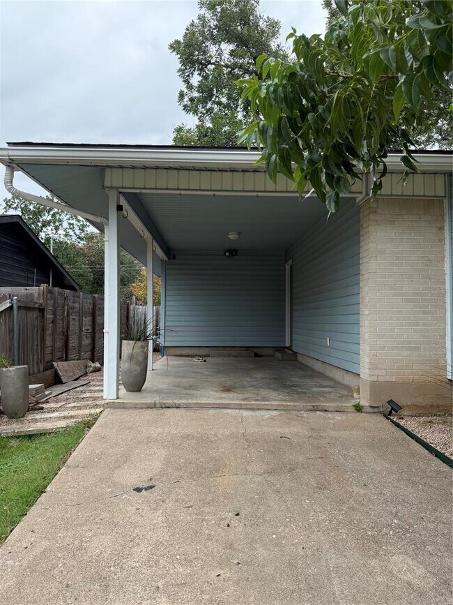 Building Photo - 202 W Crestland Dr