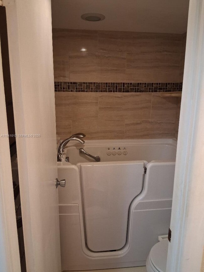 Building Photo - 1400 St Charles Pl