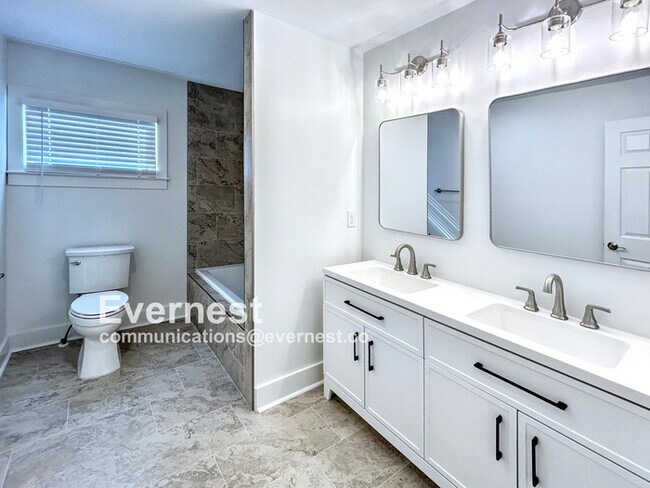 Building Photo - 4-Room Home in Prime Location Near Schools...