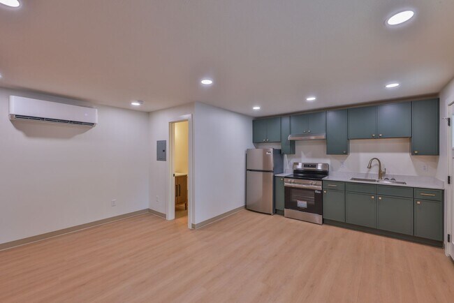 Building Photo - 551 Elm St
