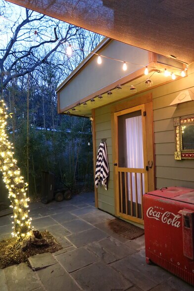 Building Photo - 11002 Lakeside Dr