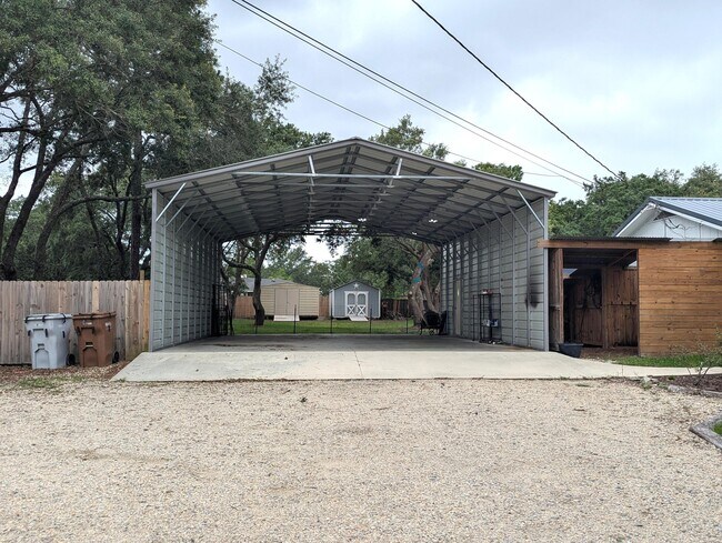 Building Photo - 8717 Sand Pine Dr