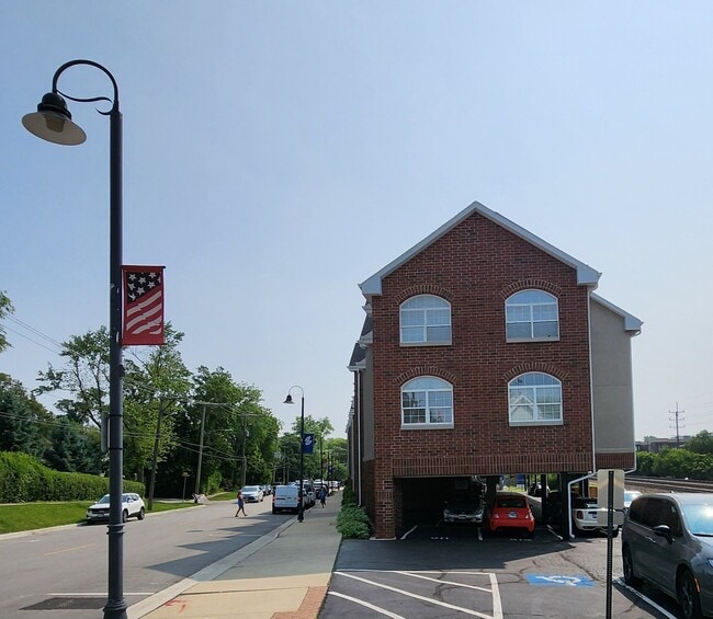 Primary Photo - 245 Burlington Ave