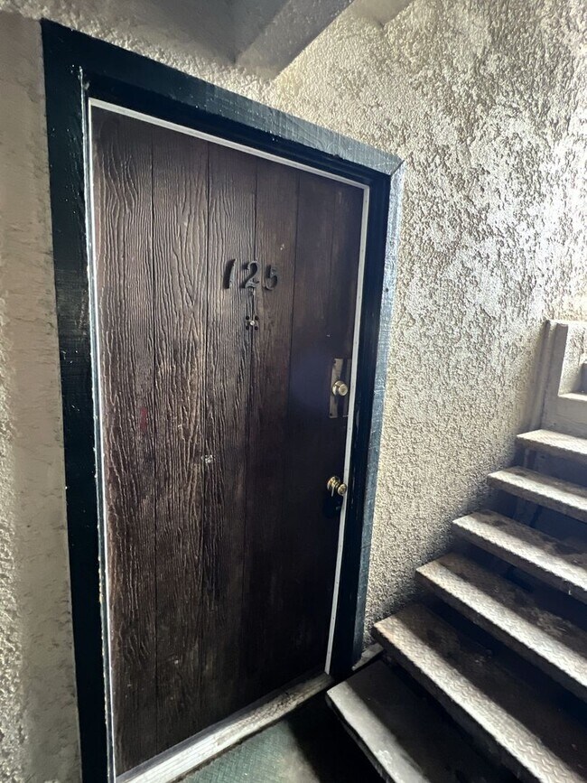 Building Photo - 2 Bedroom 1 Bathroom Garden Level Apartment in Aurora