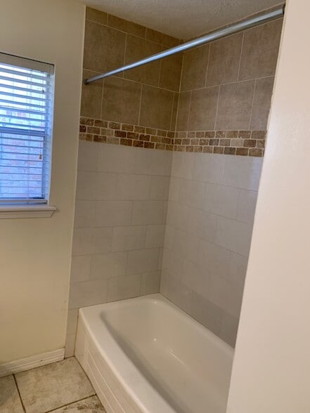 Hsll Bath Tub & Tile - 5005 Ash Ct