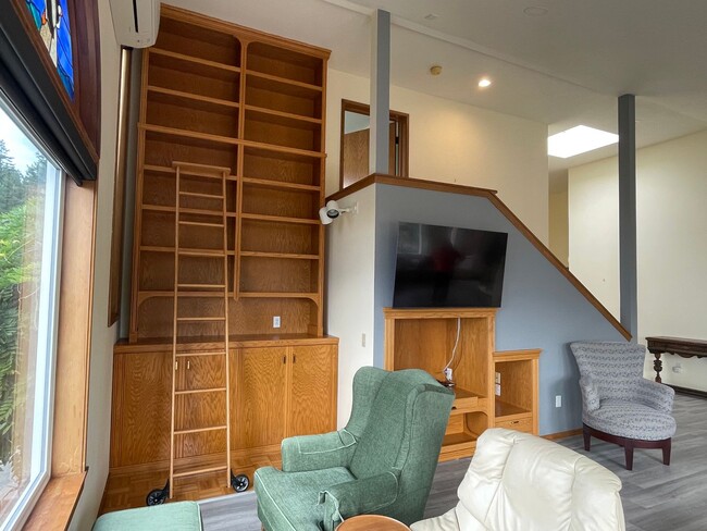 Building Photo - Windmill Heights Home With Community Beach...