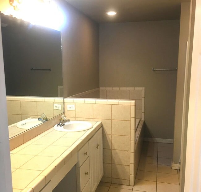 Building Photo - PRE-LEASING FOR AUG 10TH MOVE-IN! - 4 BED/2BATH HOUSE