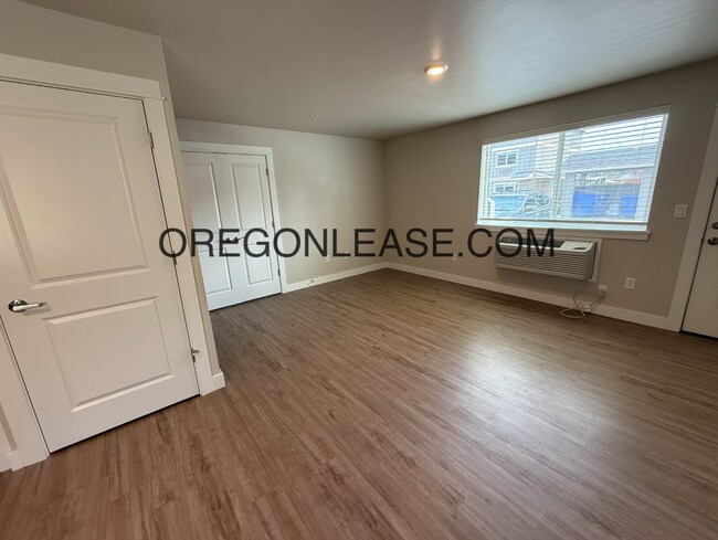 Building Photo - Newer 2-Bedroom Apartment