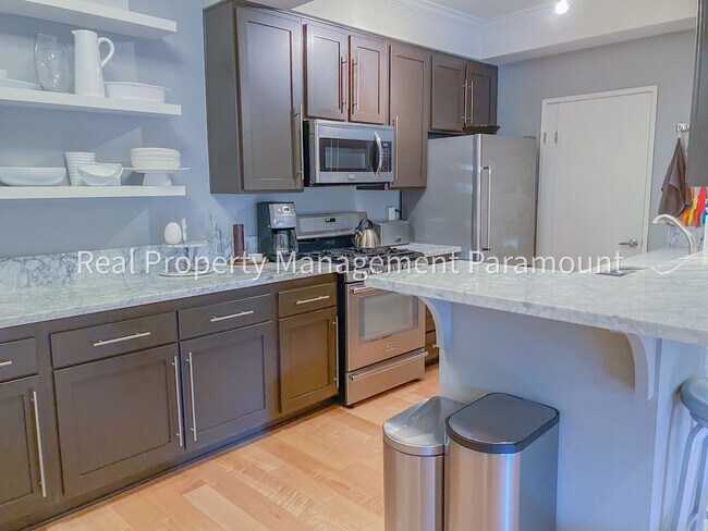 Building Photo - Don't miss out! 2 Bed 2 bath ready to go!