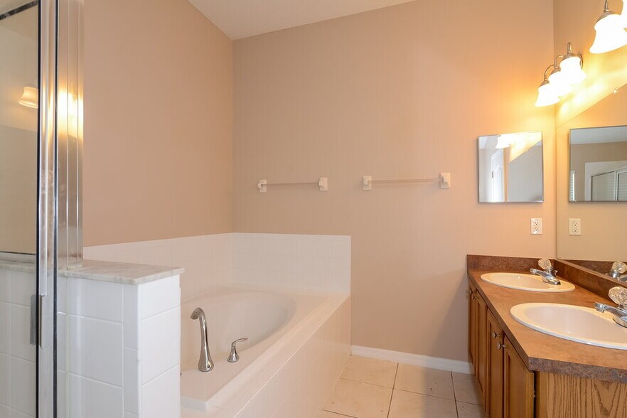 Building Photo - 7241 Twin Cedar Ln