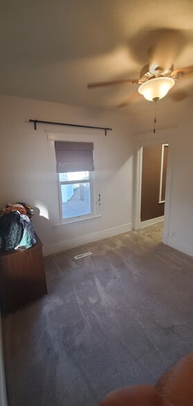 Building Photo - 522 Newton Ave N