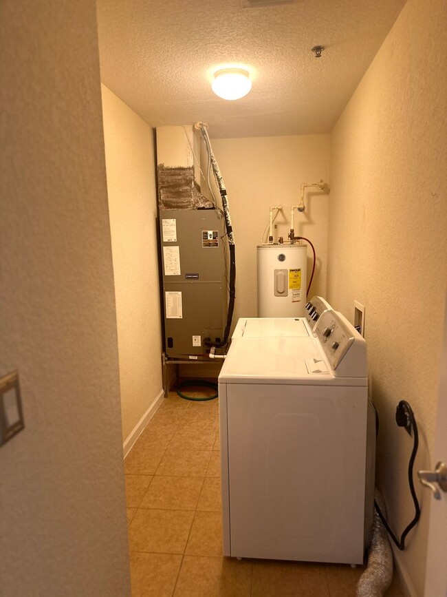 Building Photo - Very spacious 4 bd 3 bath Penthouse on the...