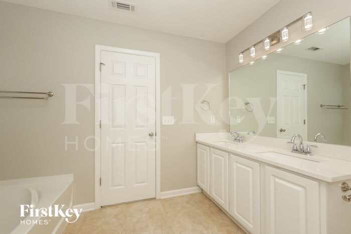 Building Photo - 420 Creek Oak Dr
