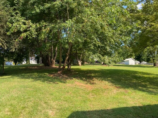 Building Photo - GREAT PROPERTY LOCATED CLOSE TO EXIT 5 AND...