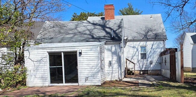 Building Photo - Adorable 3 Bedroom Bungalow close to Mercy Hospital $1295!!!