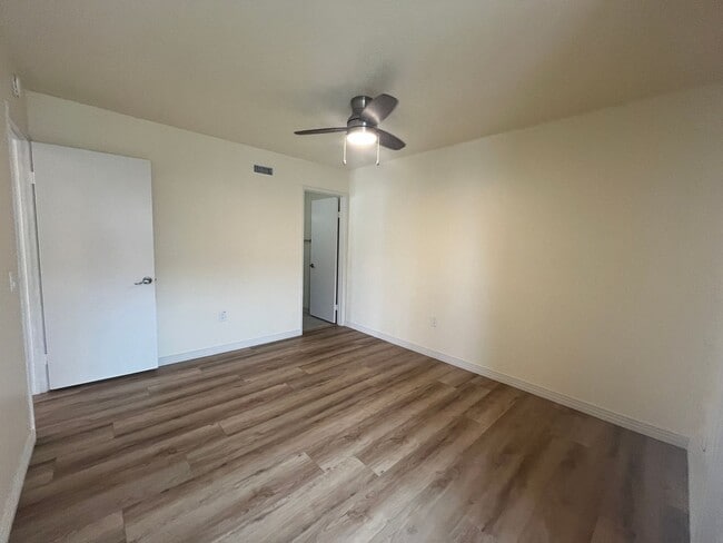 Building Photo - Upgraded, 2BD/2BA in Park Place: 1 Car Gar...