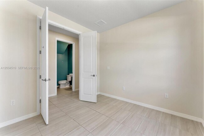 Building Photo - 2485 Primrose Pl
