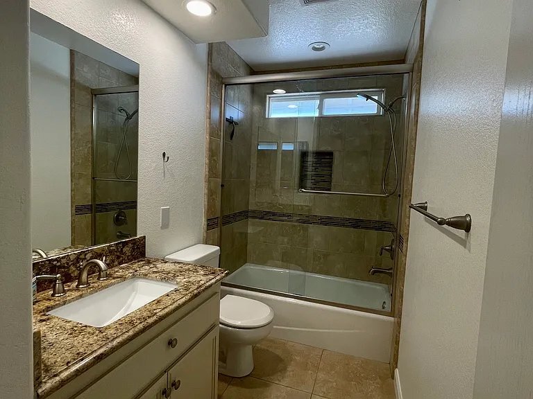 Building Photo - 18120 Lakeview Dr