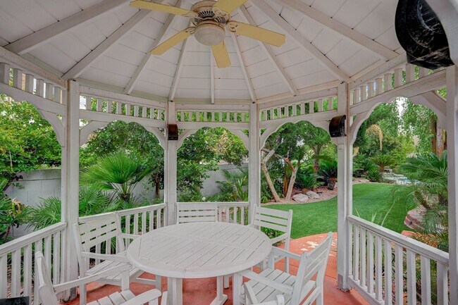 Building Photo - 4 Bedroom Contemporary Furnished-Renovated...