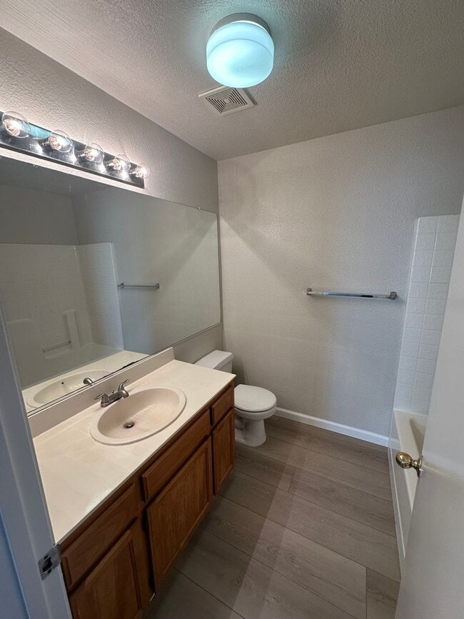 Building Photo - Beautiful 3 Bedroom, 2.5 Bath Antioch Home