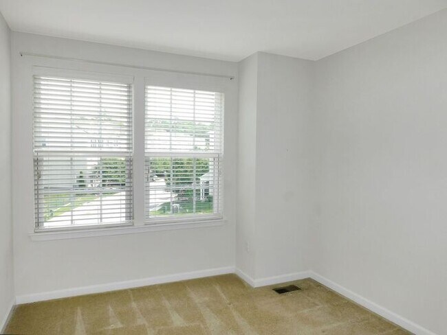 Building Photo - Pet Friendly 3 level End Unit Town Home wi...