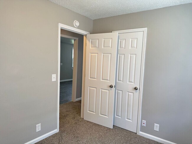 Building Photo - 2213 Glory Dr