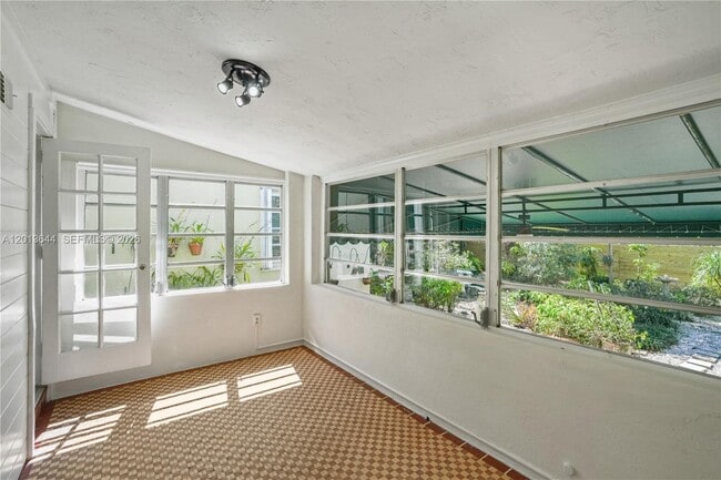 Building Photo - 2460 SW 24th St