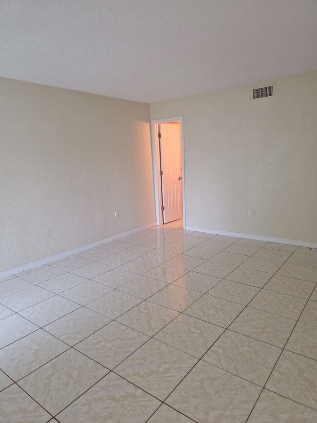 Building Photo - Condo For rent in Palms of Tarpon Springs