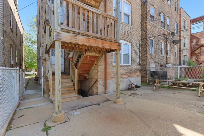 Building Photo - 7710 S Ridgeland Ave