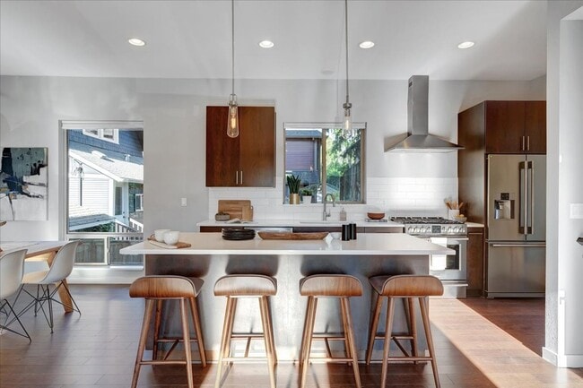 Building Photo - $500 off first month's rent! Spacious, light-filled 4-bdrm/3.5-bath home w/ roof deck