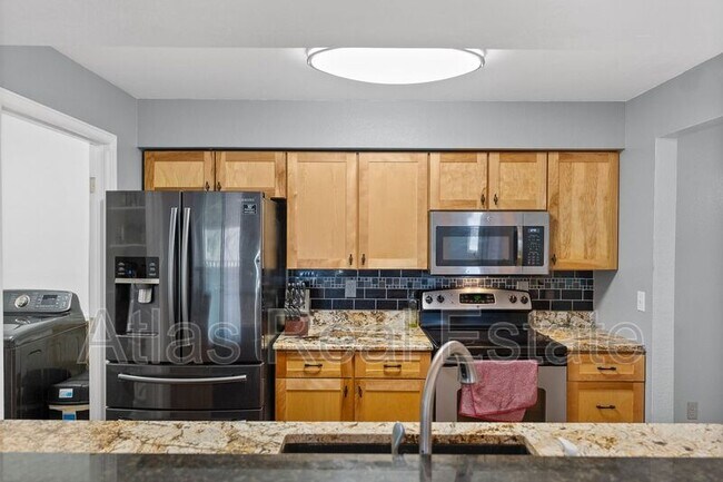 Building Photo - 12024 W Cross Dr