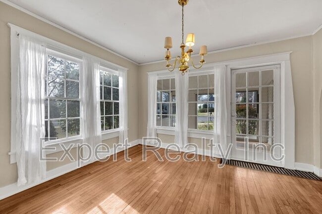 Building Photo - 1542 Somerset Dr