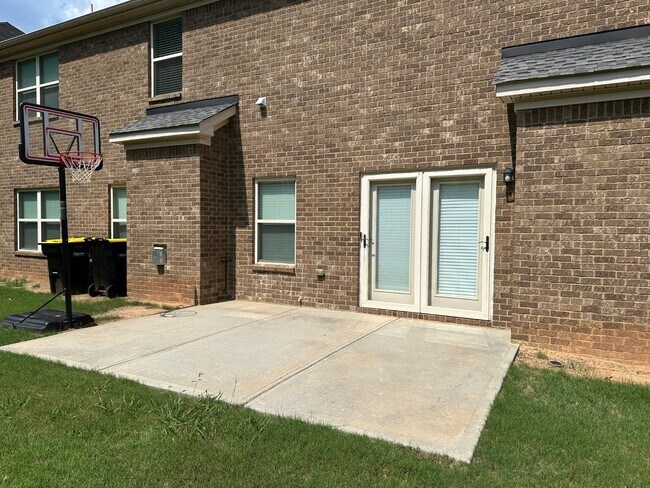 Building Photo - WOW! 5 bed, 4 full baths, brick exterior, ...