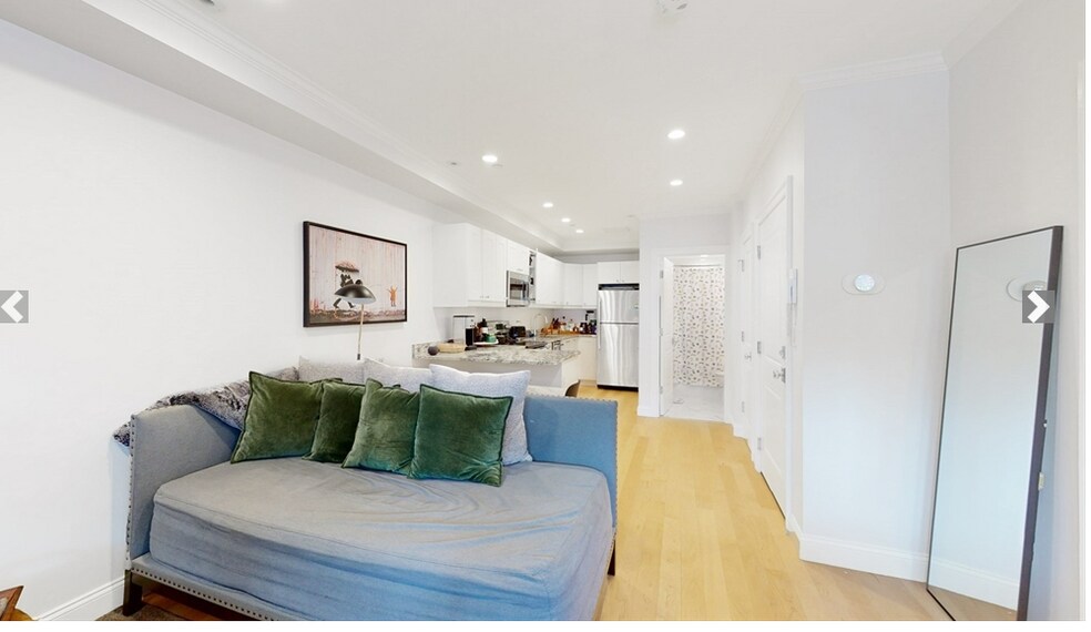 Building Photo - 296 Beacon St