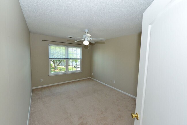 Building Photo - 517 Whisper Walk